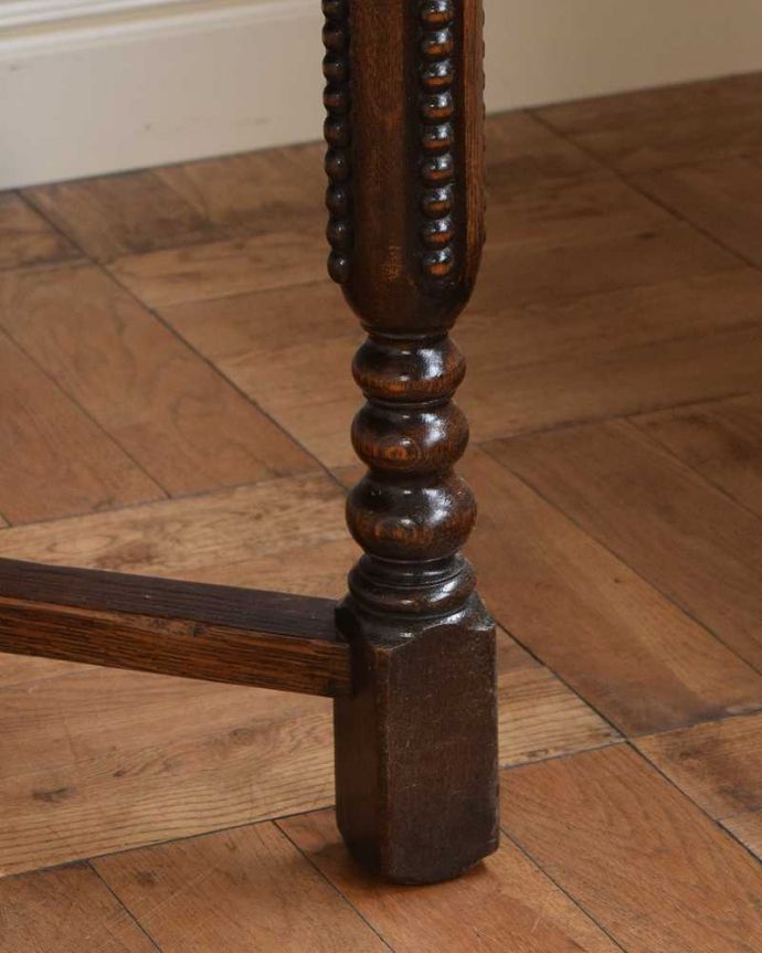 アンティークのテーブル　アンティーク家具　英国のアンティーク家具、脚の装飾がきれいなドローリーフテーブル（伸張式テーブル）。持ち上げなくても移動できます！Handleのアンティークは、脚の裏にフェルトキーパーをお付けしていますので、持ち上げなくても床を滑らせて移動させることが出来ます。(q-1671-f)