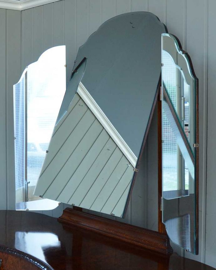 アンティークのドレッサー　アンティーク家具　三面鏡の大きなミラーでお部屋も広く明るく、イギリスのアンティークドレッシングテーブル(デスク) 。お部屋も広く見せてくれます身だしなみを整えるのはもちろん、大きな鏡はお部屋を広く見せる効果があります。(q-1672-f)