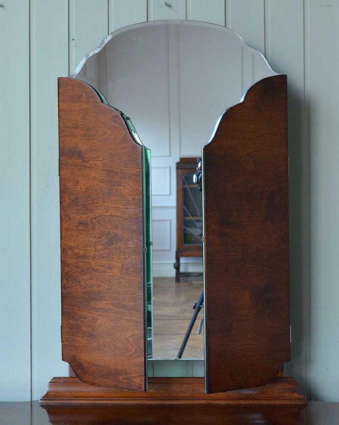 アンティークのドレッサー　アンティーク家具　三面鏡の大きなミラーでお部屋も広く明るく、イギリスのアンティークドレッシングテーブル(デスク) 。日本人向けの三面鏡鏡が畳めるめずらしいデザイン。(q-1672-f)