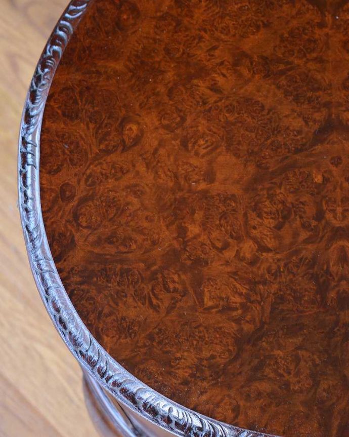 アンティークのドレッサー　アンティーク家具　三面鏡の大きなミラーでお部屋も広く明るく、イギリスのアンティークドレッシングテーブル(デスク) 。天板の塗装もキレイに仕上げましたデスクとして天板も使えるよう古い塗装を一度剥離してからキレイに仕上げました。(q-1672-f)