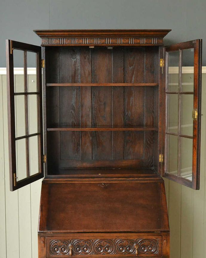 ビューロー　アンティーク家具　たっぷり無垢材が使われた機能的な家具、デスクと本棚が一緒になった華やかなアンティークのビューローブックケース。美しいガラス扉の中身は･･･専門の職人がしっかり修復したので、扉の中もこんな感じでキレイです。(q-1674-f)
