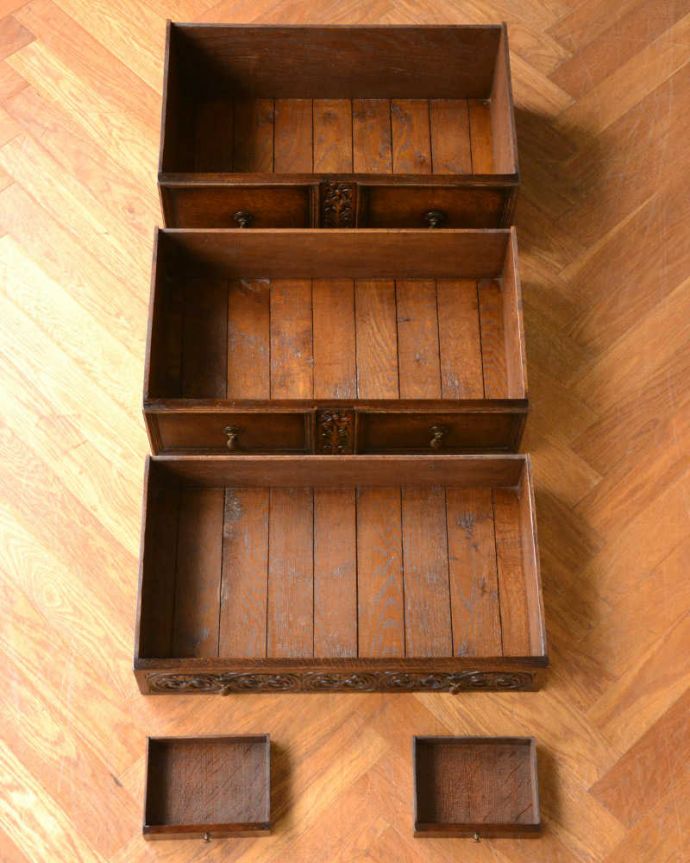 ビューロー　アンティーク家具　たっぷり無垢材が使われた機能的な家具、デスクと本棚が一緒になった華やかなアンティークのビューローブックケース。何でも収納できる引き出しもちろん、引き出しの中もキレイに修復しました。(q-1674-f)