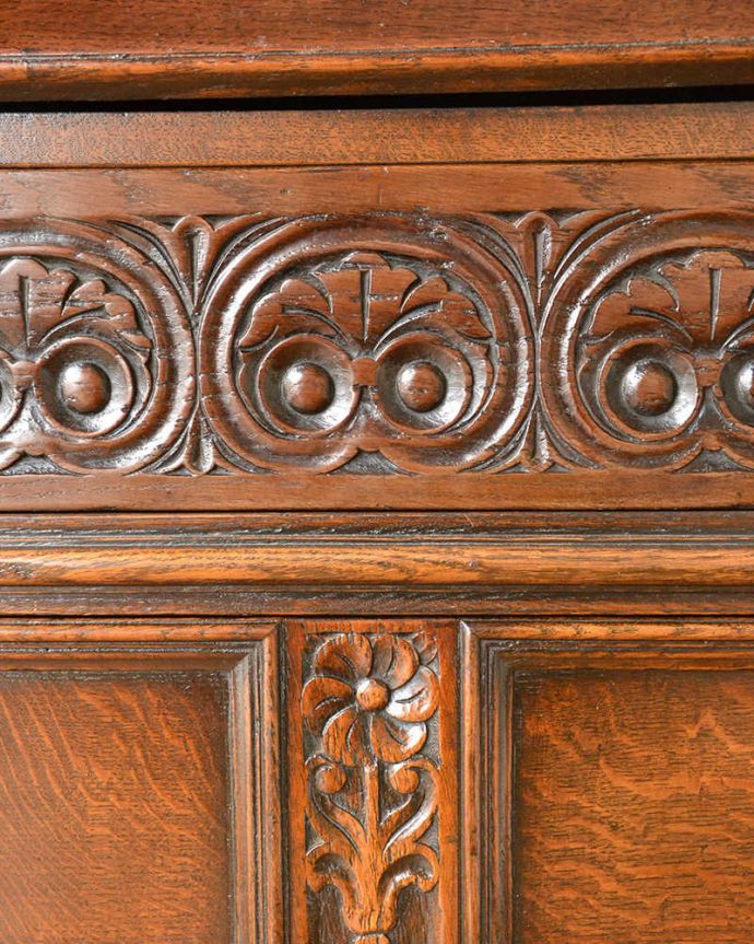 ビューロー　アンティーク家具　たっぷり無垢材が使われた機能的な家具、デスクと本棚が一緒になった華やかなアンティークのビューローブックケース。惚れ惚れしちゃう美しさこんなに堅い無垢材に一体どうやって彫ったんだろう？と不思議になるくらい細かい彫にうっとりです。(q-1674-f)
