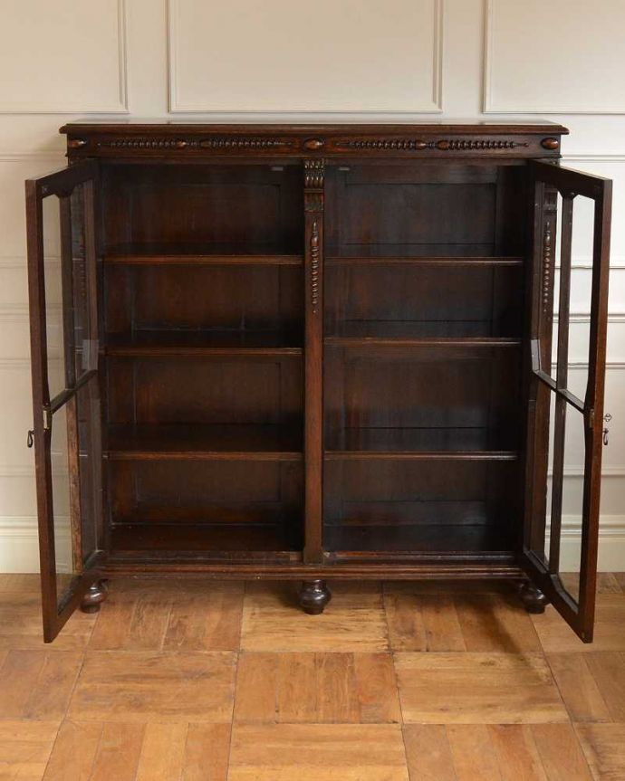 アンティークのキャビネット　アンティーク家具　アンティーク英国輸入家具、ガラス扉のブックケース（本棚）。扉の中は、しっかりと収納できる棚板重いものもたっぷり収納できる木製の棚板タイプ。(q-1675-f)