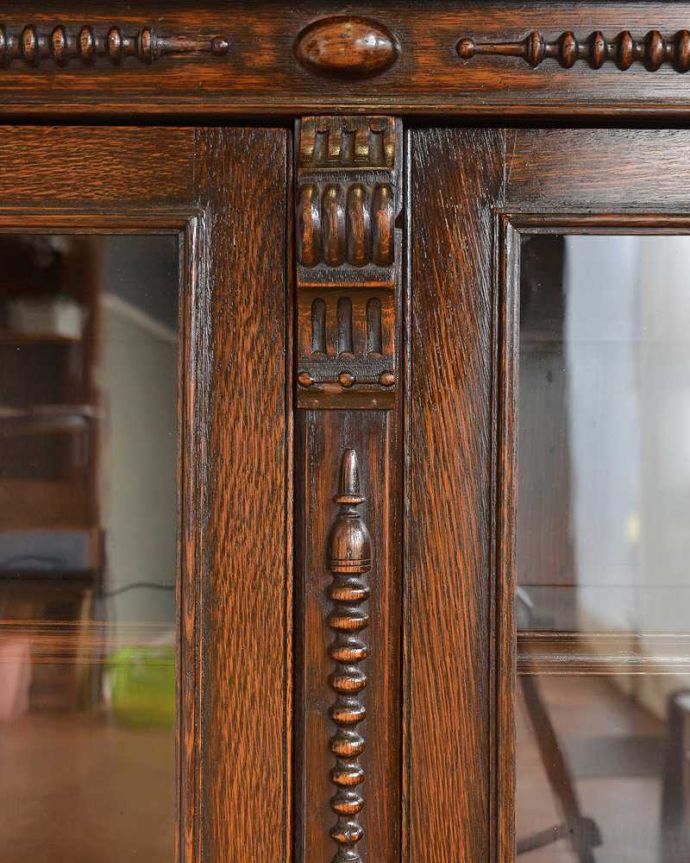 アンティークのキャビネット　アンティーク家具　アンティーク英国輸入家具、ガラス扉のブックケース（本棚）。いろんな場所にこだわり彫のデザインもいろいろです。(q-1675-f)
