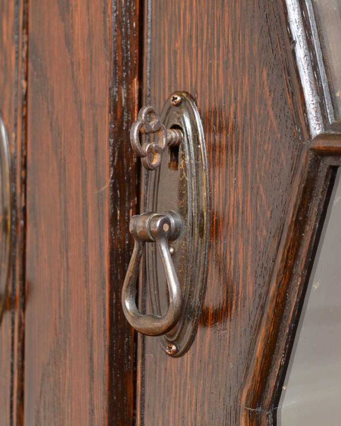アンティークのキャビネット　アンティーク家具　アンティーク英国輸入家具、ガラス扉のブックケース（本棚）。小さなパーツにもこだわりカギも使えるように修復しました。(q-1675-f)