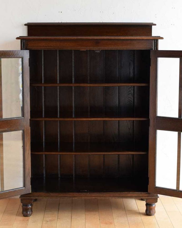 アンティークのキャビネット　アンティーク家具　落ち着いた色のイギリスアンティーク家具、英国らしい素敵なブックケース（本棚）。扉の中は、しっかりと収納できる棚板重いものもたっぷり収納できる木製の棚板タイプ。(q-1676-f)