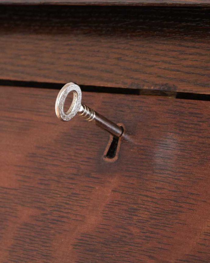 ビューロー　アンティーク家具　彫刻が美しいアンティーク英国家具、小ぶりなスチューデントビューロー。鍵を使って開けてみましょうアンティークの鍵が付いています。(q-1678-f)