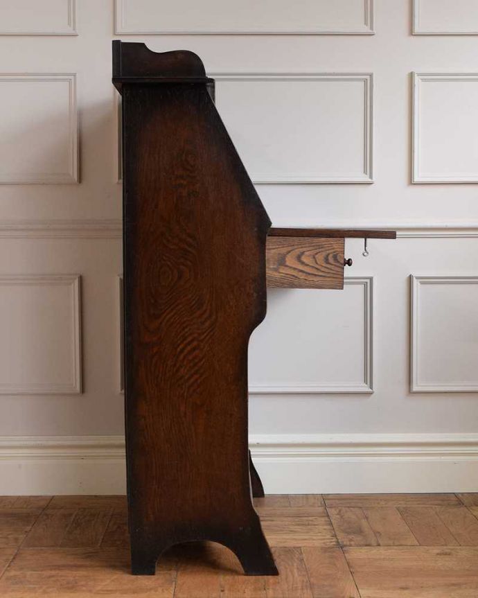 ビューロー　アンティーク家具　彫刻が美しいアンティーク英国家具、小ぶりなスチューデントビューロー。横から見ても素敵なんですもちろん、横から見てもキレイに仕上がっているので、いろんな場所に置いて使って下さい。(q-1678-f)