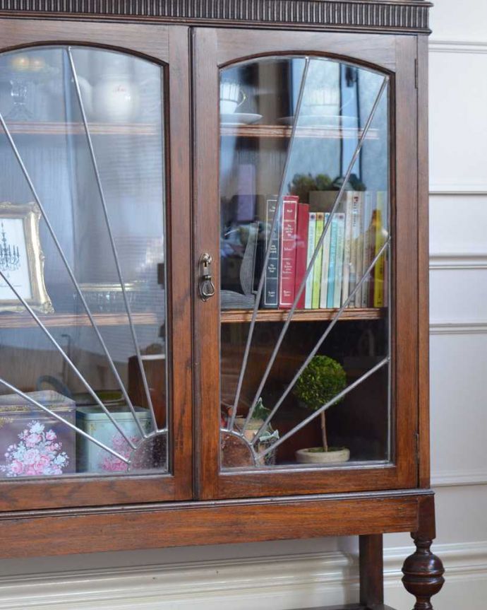 アンティークのキャビネット　アンティーク家具　英国のアンティーク家具、ケイム材でデザインされた美しいガラス扉のブックケース。まずはステンドグラスを楽しみましょう現代のように機械が発達していない時代に作られたステンドグラス。(q-1680-f)