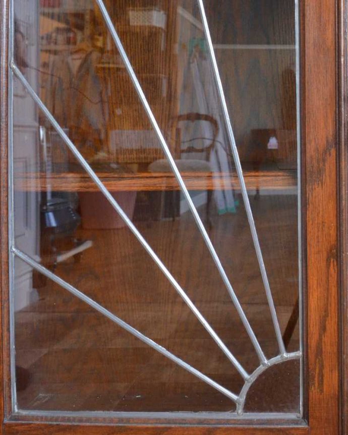 アンティークのキャビネット　アンティーク家具　英国のアンティーク家具、ケイム材でデザインされた美しいガラス扉のブックケース。アンティークのガラスの美しさガラスも古いアンティークのステンドグラスは独特の雰囲気が魅力。(q-1680-f)