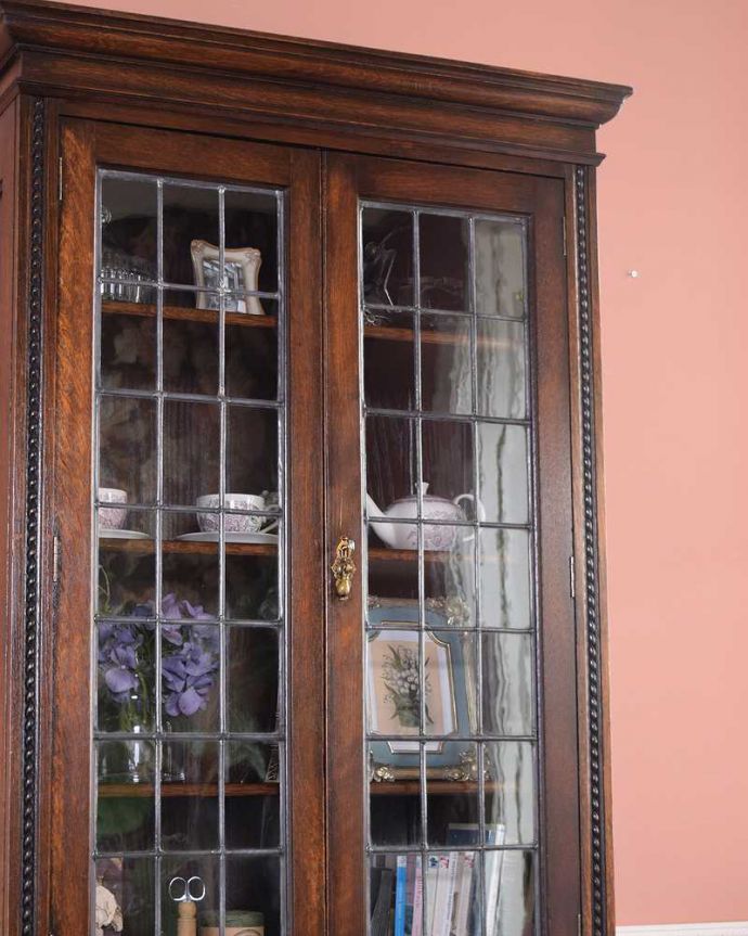 アンティークのキャビネット　アンティーク家具　カッコいいアンティークの英国輸入家具、美しいステンドグラス扉のたっぷり収納できるブックケース 。まずはステンドグラスを楽しみましょう現代のように機械が発達していない時代に作られたステンドグラス。(q-1681-f)