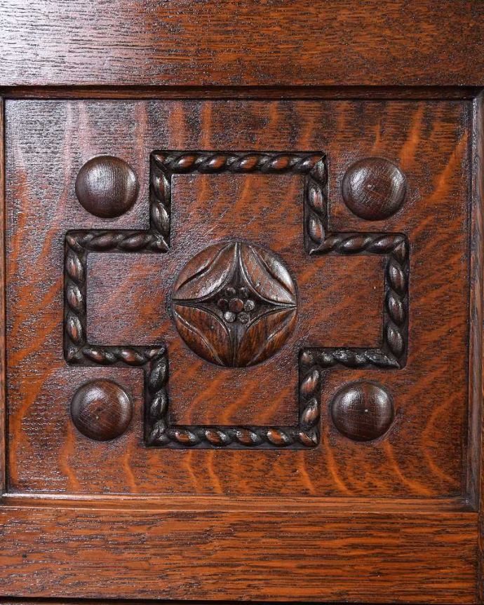 アンティークのキャビネット　アンティーク家具　カッコいいアンティークの英国輸入家具、美しいステンドグラス扉のたっぷり収納できるブックケース 。惚れ惚れしちゃう美しさこんなに堅い無垢材に一体どうやって彫ったんだろう？と不思議になるくらい細かい彫にうっとりです。(q-1681-f)