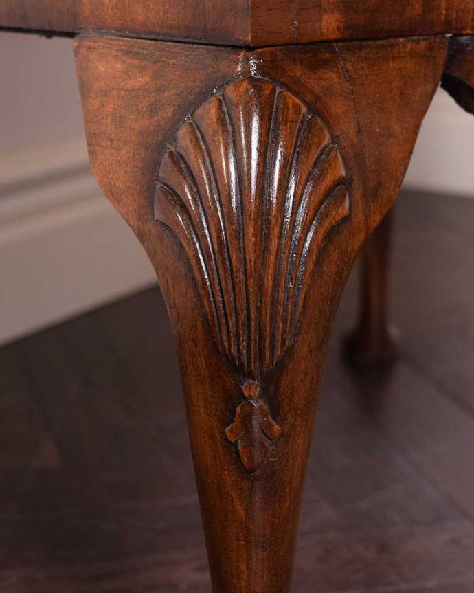 ビューロー　アンティーク家具　アンティーク英国輸入の家具、引き出しのウェーブが優雅なライティングビューロー。惚れ惚れしちゃう美しさこんなに堅い無垢材に一体どうやって彫ったんだろう？と不思議になるくらい細かい彫にうっとりです。(q-1682-f)