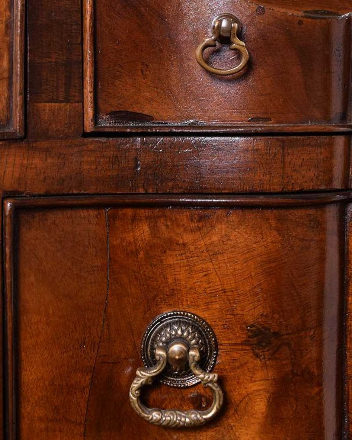 ビューロー　アンティーク家具　アンティーク英国輸入の家具、引き出しのウェーブが優雅なライティングビューロー。いろんな場所にアンティークらしさ取っ手もアンティークらしいこだわったデザイン。(q-1682-f)