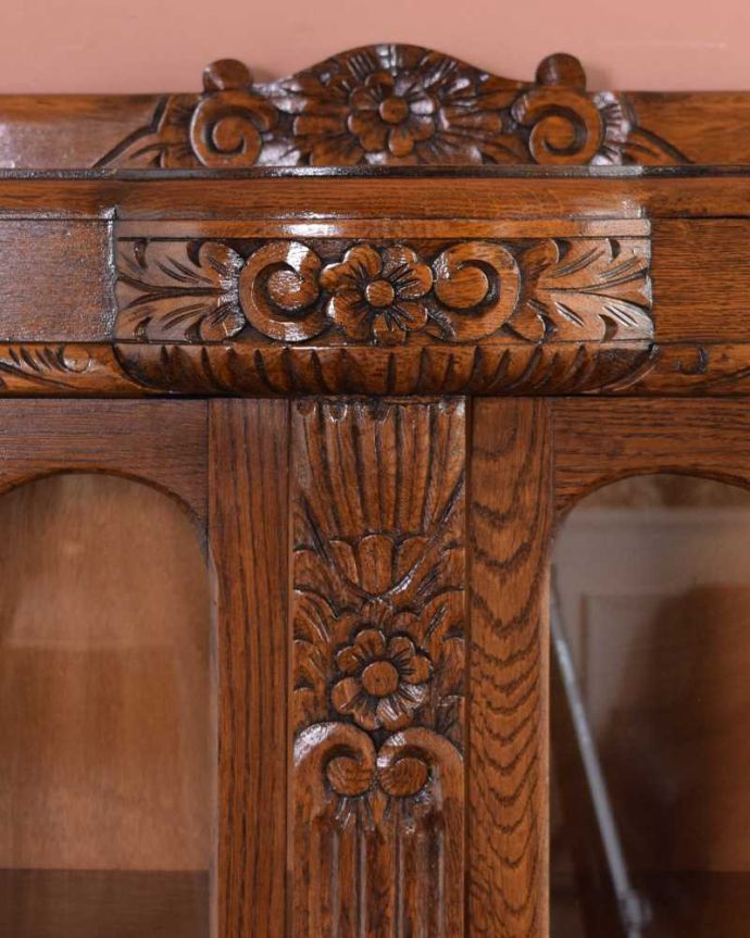 アンティークのキャビネット　アンティーク家具　花の彫りが華やかなアンティークの英国家具、鍵付きのブックケース（本棚）。惚れ惚れしちゃう美しさこんなに堅い無垢材に一体どうやって彫ったんだろう？と不思議になるくらい細かい彫にうっとりです。(q-1685-f)