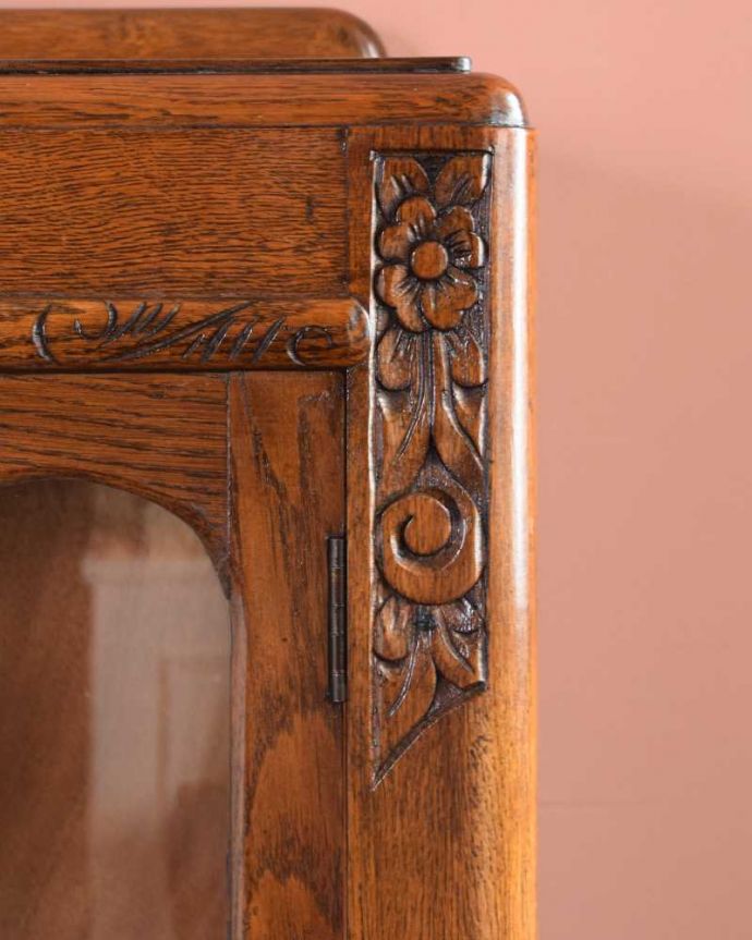 アンティークのキャビネット　アンティーク家具　花の彫りが華やかなアンティークの英国家具、鍵付きのブックケース（本棚）。いろんな場所にこだわり彫のデザインもいろいろです。(q-1685-f)