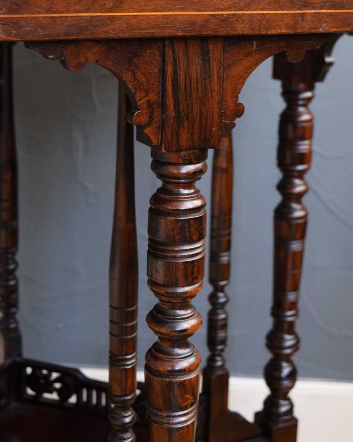 アンティークのテーブル　アンティーク家具　天板と装飾が特別美しい英国アンティークのティーテーブル（オケージョナルテーブル）。うっとりする美しさアンティークだから手に入る美しい彫。(q-1688-f)