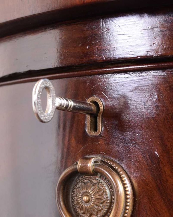アンティークのデスク・書斎机　アンティーク家具　アンティーク英国で見つけた家具、美しいライティングテーブル（デスク）。開ける度にワクワクする取っ手アンティークの鍵が付いています。(q-1689-f)