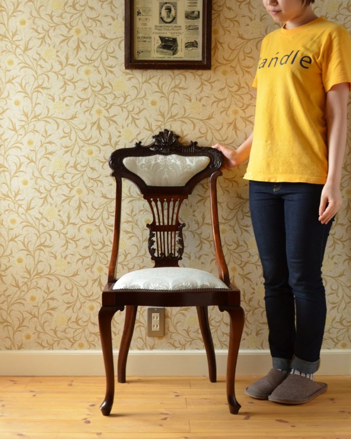 サロンチェア　アンティーク チェア　背もたれにもクッションが付いた豪華な彫が美しい椅子、アンティークサイドチェア(サロンチェア) 。上品な雰囲気が漂うチェア。(q-169-c)