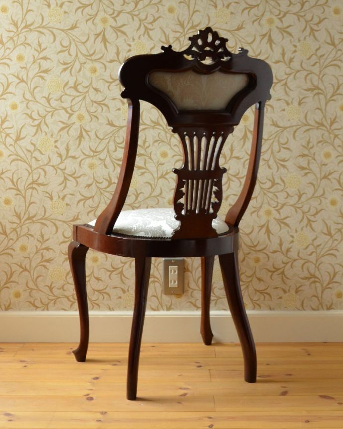 サロンチェア　アンティーク チェア　背もたれにもクッションが付いた豪華な彫が美しい椅子、アンティークサイドチェア(サロンチェア) 。アンティークらしく、流行を追わずに長く使えるデザイン。(q-169-c)