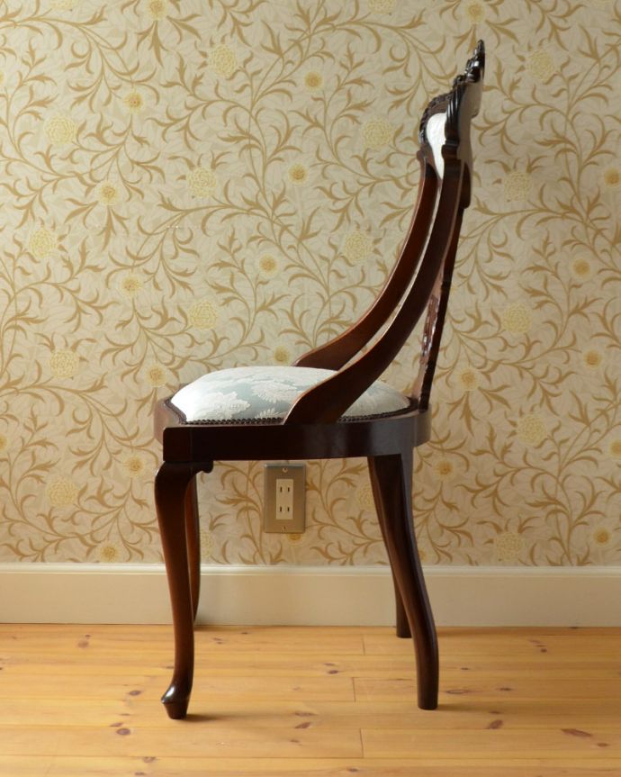 サロンチェア　アンティーク チェア　背もたれにもクッションが付いた豪華な彫が美しい椅子、アンティークサイドチェア(サロンチェア) 。横から見ても綺麗な装飾が楽しめます。(q-169-c)