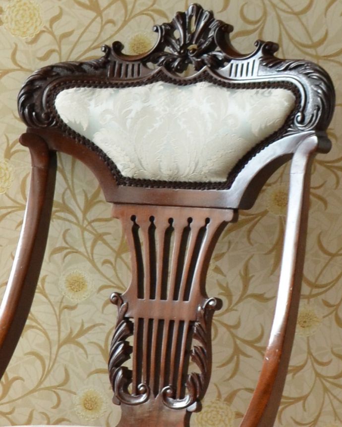 サロンチェア　アンティーク チェア　背もたれにもクッションが付いた豪華な彫が美しい椅子、アンティークサイドチェア(サロンチェア) 。芸術作品のような迫力満点の彫です！木目や色は1脚1脚微妙に違いますが、どれもキレイに仕上げています。(q-169-c)