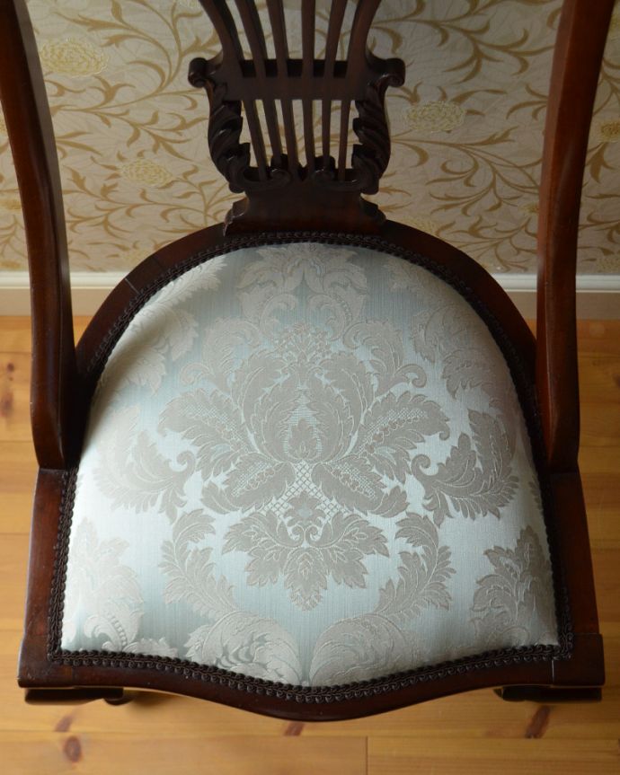 サロンチェア　アンティーク チェア　背もたれにもクッションが付いた豪華な彫が美しい椅子、アンティークサイドチェア(サロンチェア) 。座面には布が貼ってあるので、長時間座っても疲れません。(q-169-c)