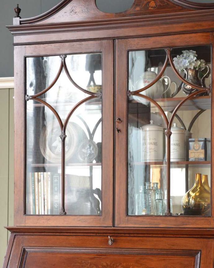 ビューロー　アンティーク家具　象嵌が装飾された豪華なアンティーク家具、ミラー付きアンティークビューローブックケース。英国アンティークらしいガラス扉の美しさデスクの上はガラス扉のキャビネット。(q-1691-f)
