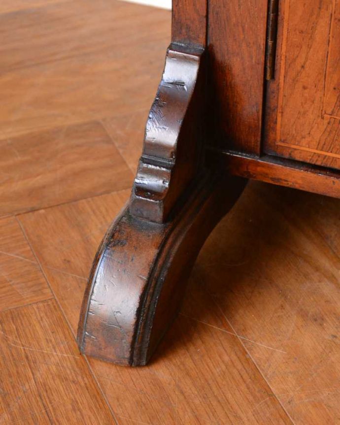 ビューロー　アンティーク家具　象嵌が装飾された豪華なアンティーク家具、ミラー付きアンティークビューローブックケース。女性でも運べちゃう理由は･･･Handleのアンティークは、脚の裏にフェルトキーパーをお付けしていますので、重い家具でも床を滑らせれて移動する事が出来ます。(q-1691-f)