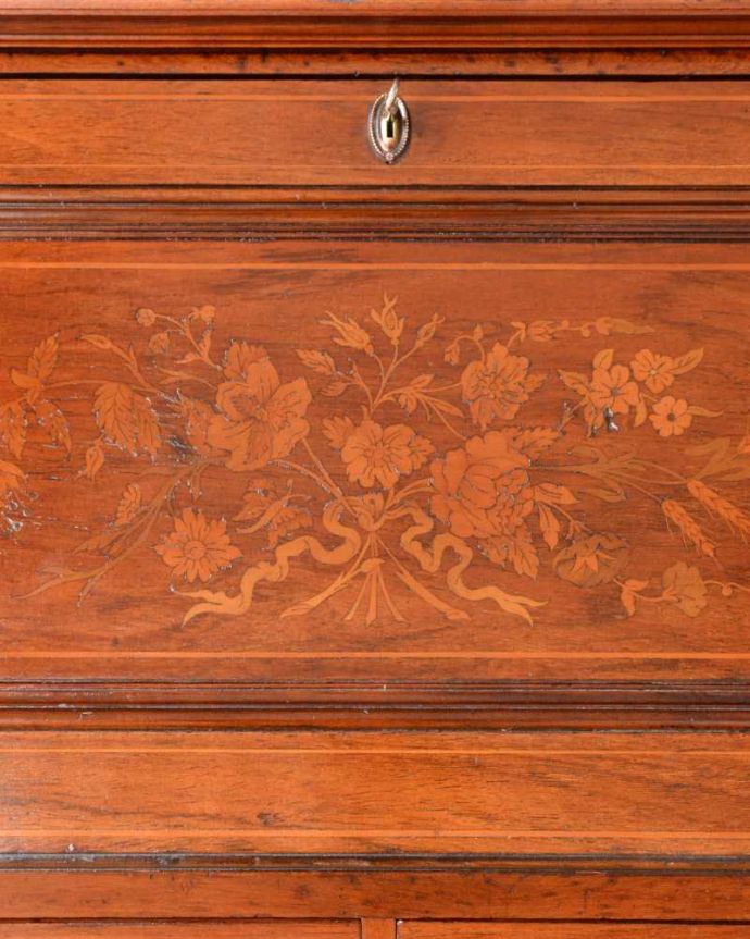 ビューロー　アンティーク家具　象嵌が装飾された豪華なアンティーク家具、ミラー付きアンティークビューローブックケース。華やかな象嵌の模様木を組み合わせることで作る象嵌で描かれた模様。(q-1691-f)