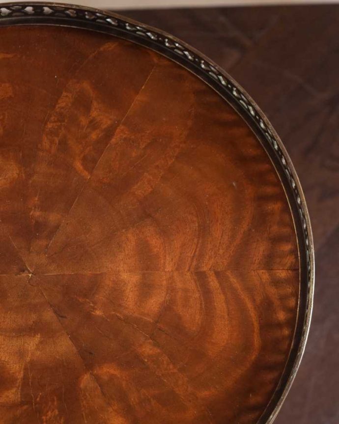 アンティークのテーブル　アンティーク家具　英国のアンティーク家具、美しい装飾のアンティークサイドテーブル）。天板を近づいてみると…アンティークだから手に入れることが出来る天板に使われている銘木の美しさにうっとりです。(q-1693-f)