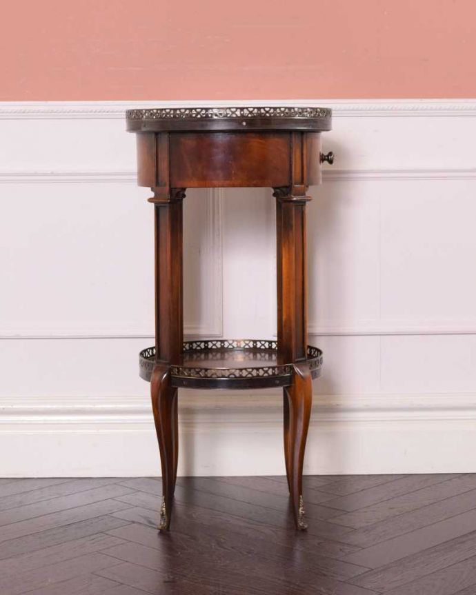アンティークのテーブル　アンティーク家具　英国のアンティーク家具、美しい装飾のアンティークサイドテーブル）。横から見ても素敵ですもちろん横から見られることも考えて、しっかり修復してあります。(q-1693-f)