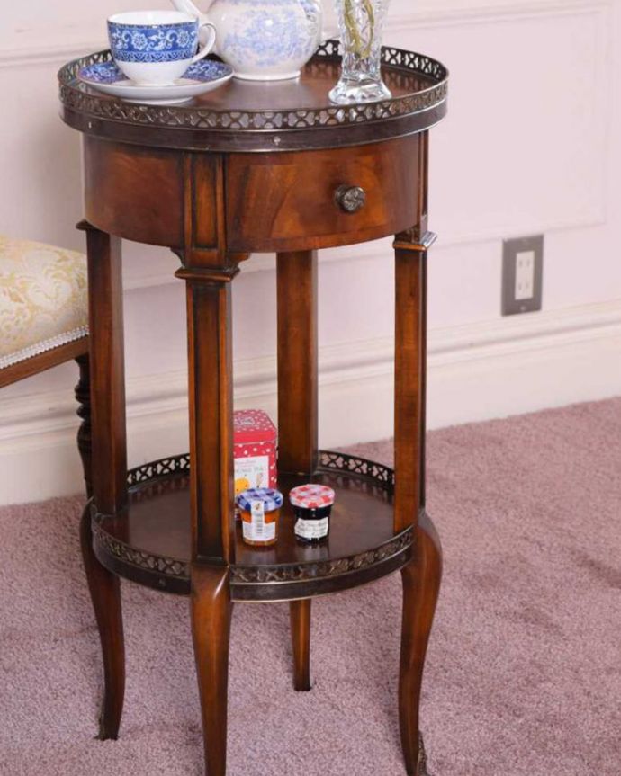 アンティークのテーブル　アンティーク家具　英国のアンティーク家具、美しい装飾のアンティークサイドテーブル）。上品で優雅なアンティーク凛とした雰囲気が漂うアンティークらしい立ち姿のサイドテーブル。(q-1693-f)