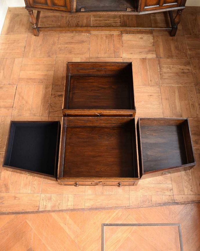アンティークのキャビネット　アンティーク家具　英国らしい重厚でかっこいいアンティーク家具、彫刻の美しいサイドボード。引き出しの中もキレイに修復しましたもともとカトラリーを入れて使っていた引き出し。(q-1694-f)