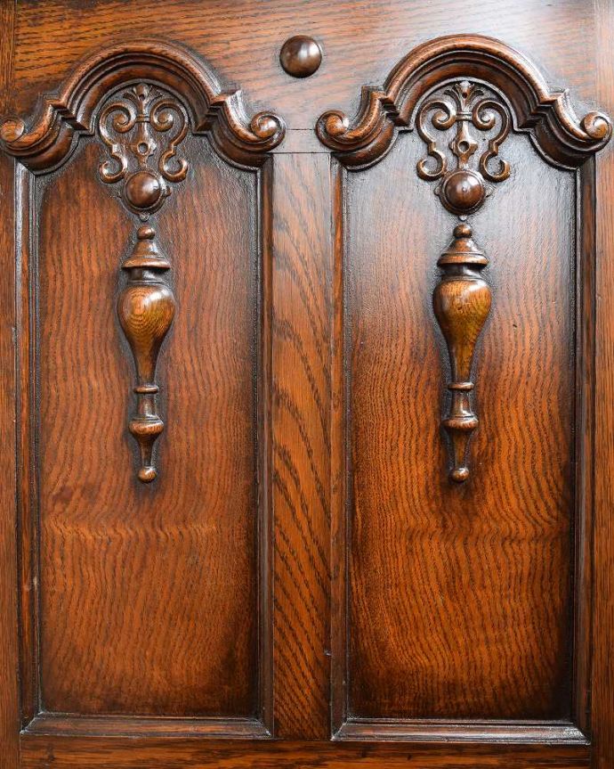 アンティークのキャビネット　アンティーク家具　英国らしい重厚でかっこいいアンティーク家具、彫刻の美しいサイドボード。惚れ惚れするような美しさとっても堅い無垢材に一体どうやって彫っていったんでしょう？アンティークらしく細かい彫りを眺めているだけでうっとりしてしまいます。(q-1694-f)