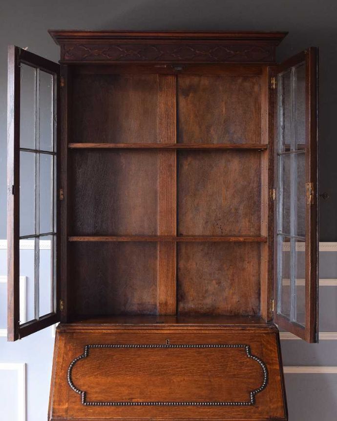 ビューロー　アンティーク家具　キレイなアンティーク家具、英国輸入の素敵なビューローブックケース。美しいガラス扉の中身は･･･専門の職人がしっかり修復したので、扉の中もこんな感じでキレイです。(q-1695-f)