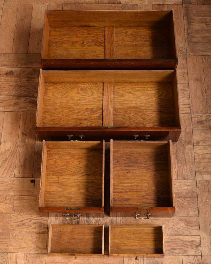 ビューロー　アンティーク家具　英国スタイルのアンティーク家具、シノワズリデザインのビューローブックケース。何でも収納できる引き出しもちろん、引き出しの中もキレイに修復しました。(q-1697-f)