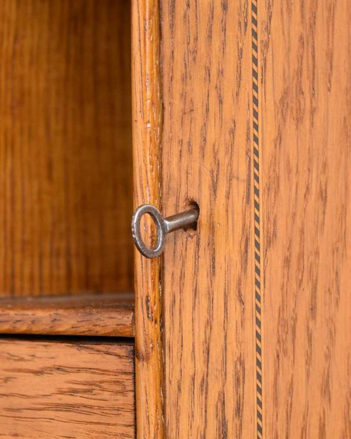 ビューロー　アンティーク家具　英国スタイルのアンティーク家具、シノワズリデザインのビューローブックケース。鍵を使って開けて下さいビューローの中の小さな扉にも鍵が付いています。(q-1697-f)