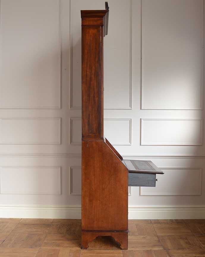 ビューロー　アンティーク家具　英国スタイルのアンティーク家具、シノワズリデザインのビューローブックケース。横から見た姿もステキ横から見てみるとこんな感じです。(q-1697-f)