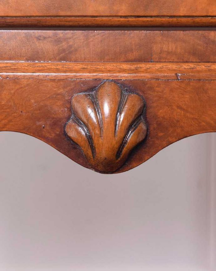 ビューロー　アンティーク家具　英国の書斎で使えるアンティーク家具、可憐な脚が素敵なビューロー（デスク）。惚れ惚れしちゃう美しさこんなに堅い無垢材に一体どうやって彫ったんだろう？と不思議になるくらい細かい彫にうっとりです。(q-1699-f)