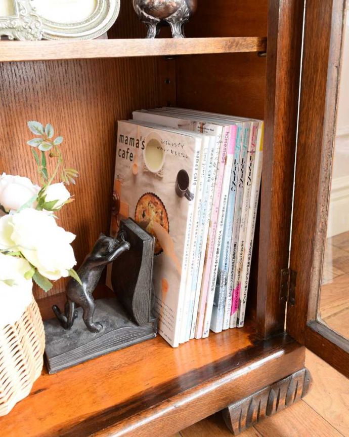 アンティークのキャビネット　アンティーク家具　イギリスアンティークの収納家具、お花の彫刻入りのブックケース（キャビネット）。しっかり収納できますA4サイズの雑誌までしっかり収納出来ちゃう優れもの。(q-1701-f)