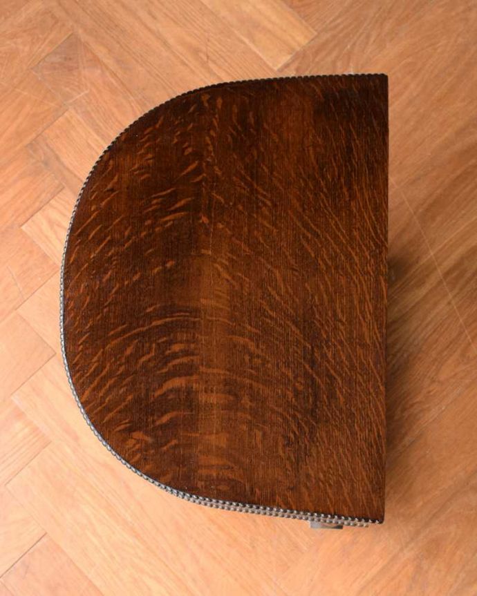 ソーイングボックス　アンティーク家具　英国で見つけたツイスト脚がキレイなソーイングボックス。キレイに修復しましたやっぱり気になるテーブルの天板。(q-1703-f)