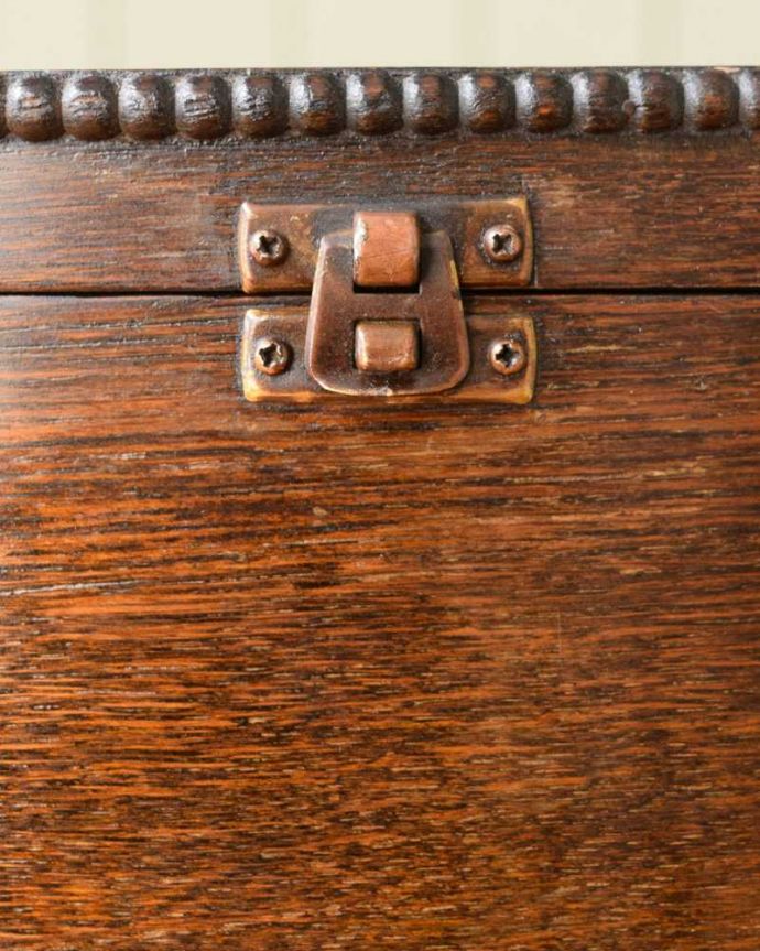 ソーイングボックス　アンティーク家具　英国で見つけたツイスト脚がキレイなソーイングボックス。開ける度にワクワク･･･アンティークらしい金具が付いています。(q-1703-f)