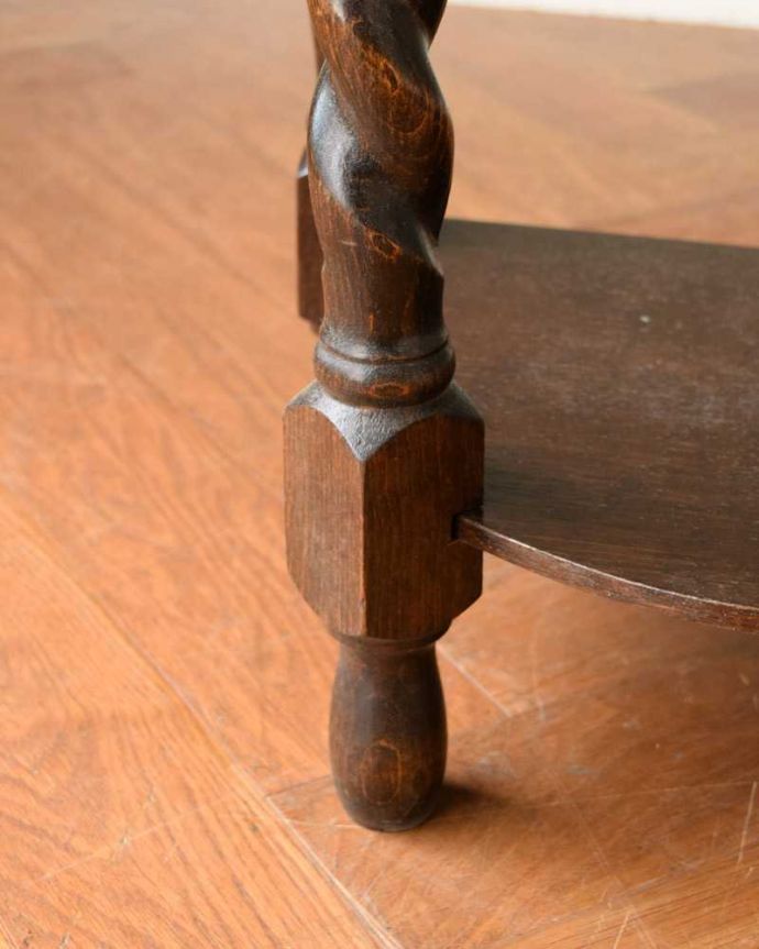 ソーイングボックス　アンティーク家具　英国で見つけたツイスト脚がキレイなソーイングボックス。女性1人でラクラク運べちゃう仕掛けHandleのアンティークは、脚の裏にフェルトキーパーをお付けしています。(q-1703-f)