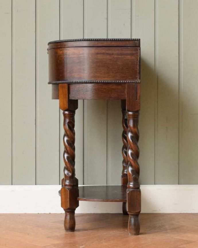 ソーイングボックス　アンティーク家具　英国で見つけたツイスト脚がキレイなソーイングボックス。横から見てもキレイですもちろん、横顔だってキレイ！どこから見ても絵になります。(q-1703-f)