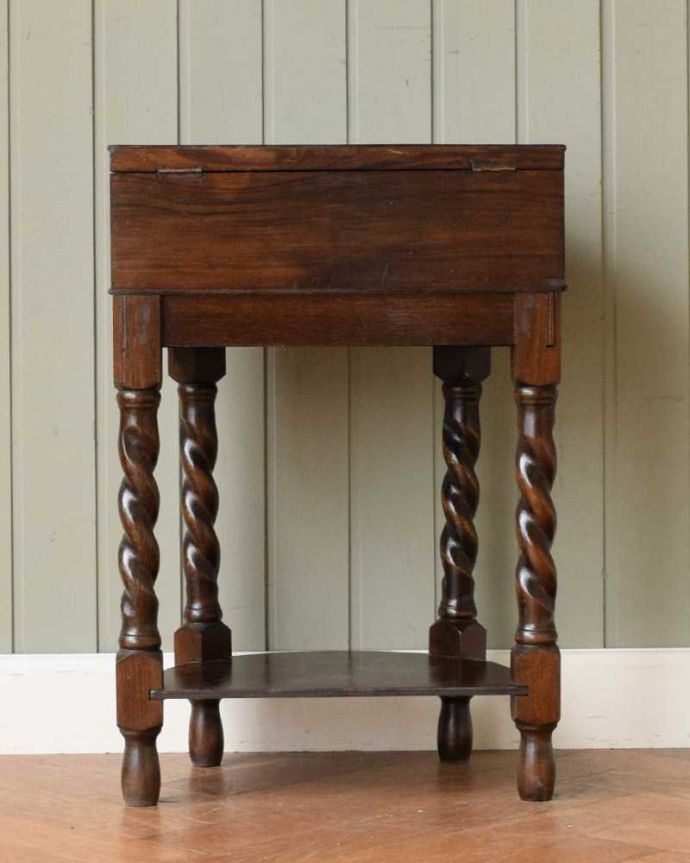ソーイングボックス　アンティーク家具　英国で見つけたツイスト脚がキレイなソーイングボックス。後ろ姿も見て下さい。(q-1703-f)