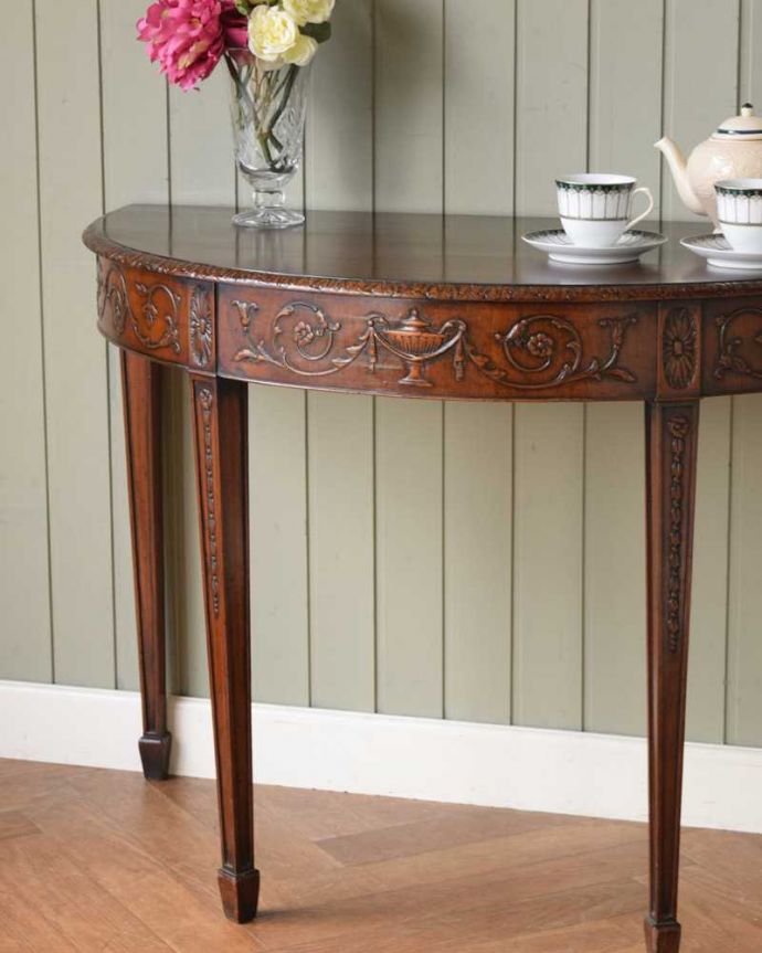アンティークのテーブル　アンティーク家具　イギリス輸入のアンティーク家具、お花の彫りが美しいコンソールテーブル 。美しいデザインが印象的実用性を求めない見せ場を作ってくれるコンソールは、何より見た目が重要。(q-1706-f)