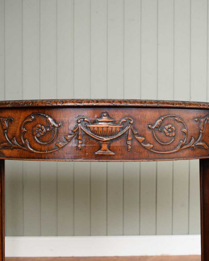 アンティークのテーブル　アンティーク家具　イギリス輸入のアンティーク家具、お花の彫りが美しいコンソールテーブル 。うっとりする美しさアンティークだから手に入る美しい彫。(q-1706-f)