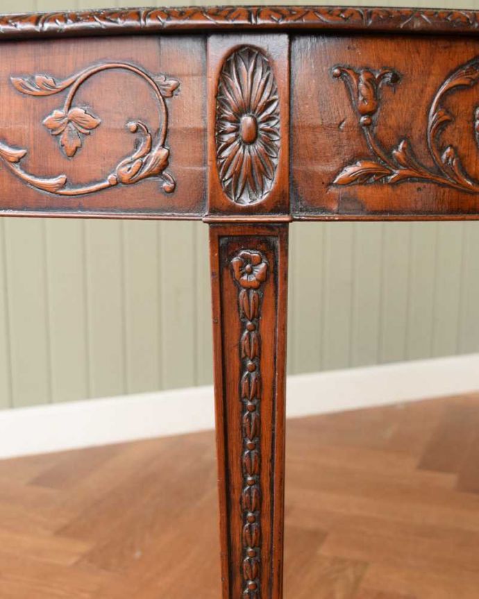 アンティークのテーブル　アンティーク家具　イギリス輸入のアンティーク家具、お花の彫りが美しいコンソールテーブル 。いろんな場所にこだわり彫のデザインもいろいろです。(q-1706-f)